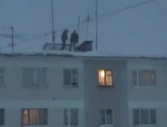 Russian kids jump from the roof