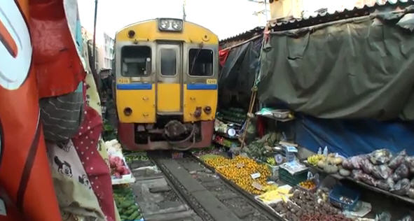 Maeklong market train