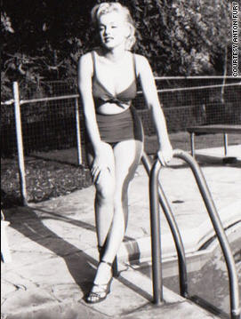 Marilyn Monroe in the bikini at the pool
